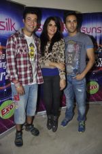 Varun Sharma, Richa Chadda, Pulkit Samrat with Fukrey stars on the sets of India_s dancing superstars in Filmcity, Mumbai on 29th May 2013 ( (2).JPG